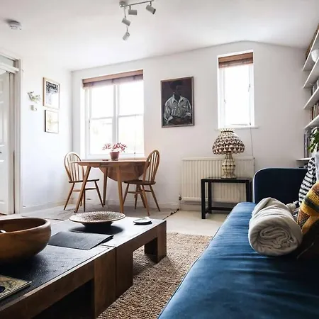 One Bedroom Flat In Cambridge Court *