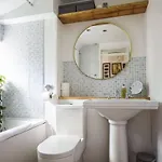 One Bedroom Flat In Cambridge Court Апартаменти *
