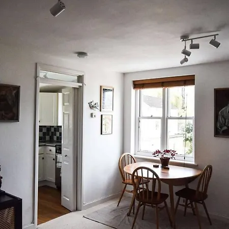 One Bedroom Flat In Cambridge Court Bristol