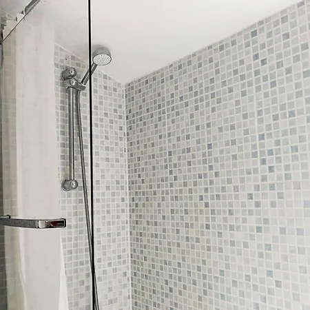 One Bedroom Flat In Cambridge Court Bristol