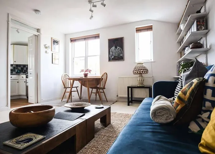 One Bedroom Flat In Cambridge Court *