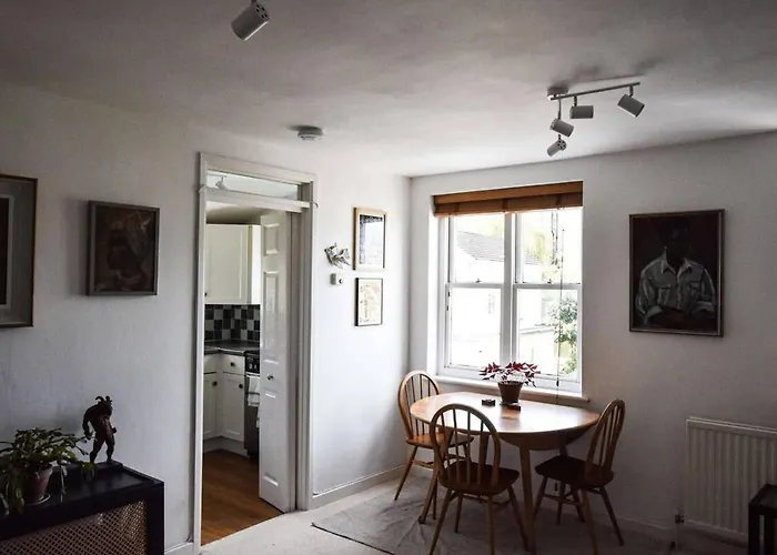 One Bedroom Flat In Cambridge Court Bristol