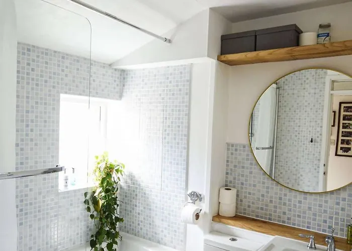 One Bedroom Flat In Cambridge Court * Bristol